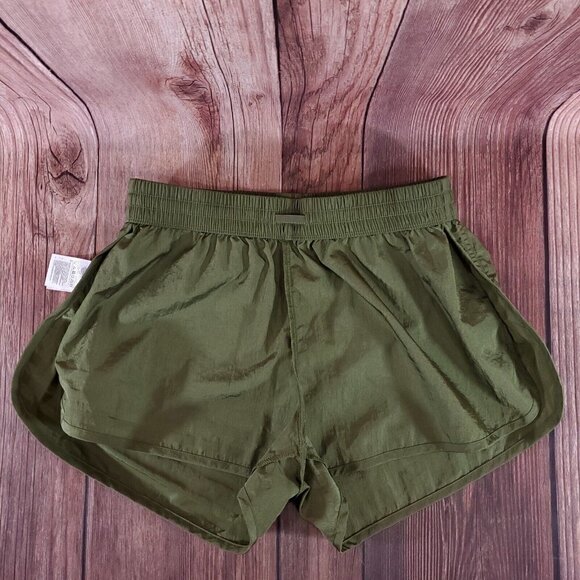 NWT Adidas Ivy Park Peloton Womens Size Meidum Green Wind Short Nylon HG0593 - Picture 3 of 16